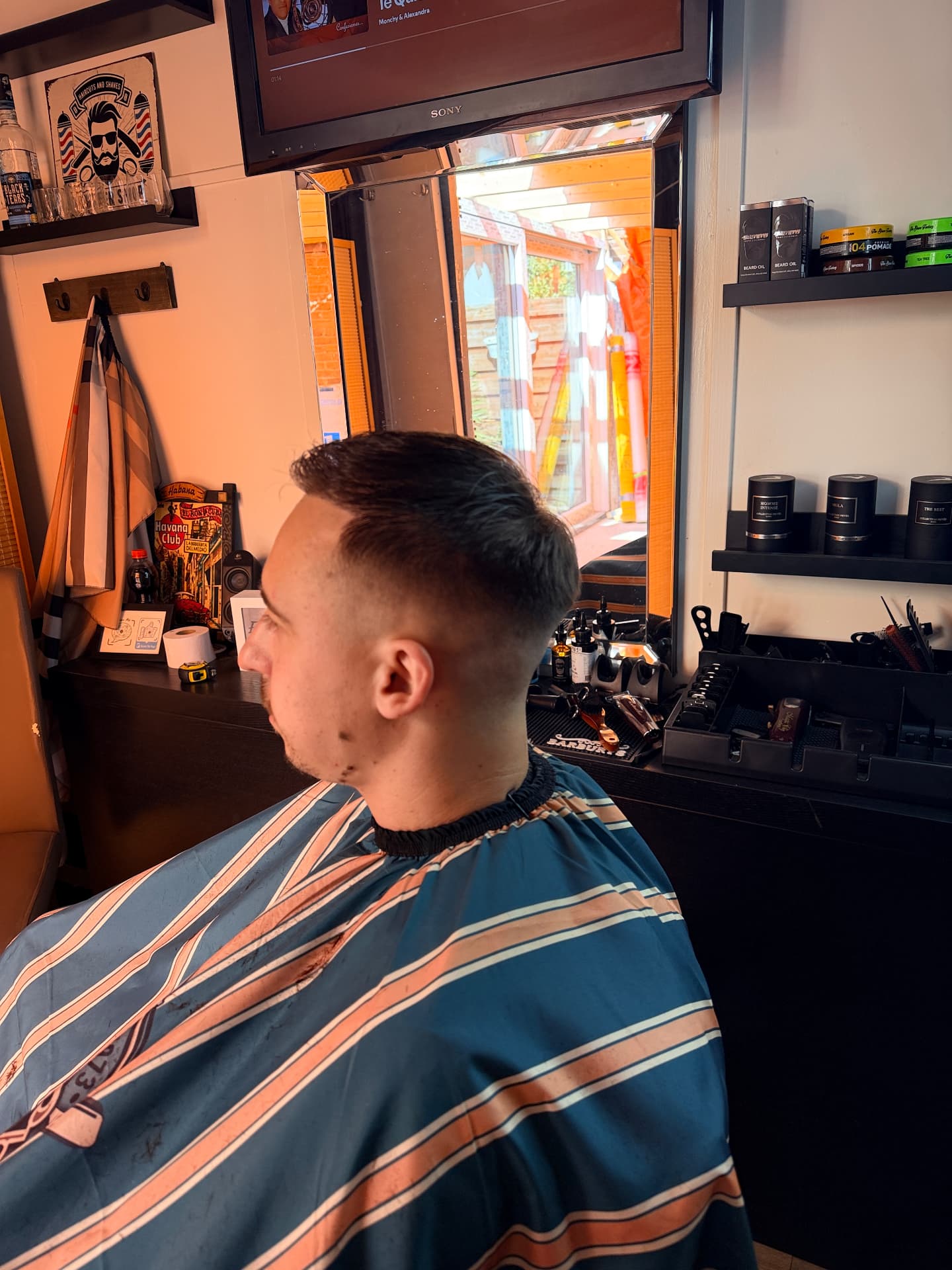 Corte clásico con raya al lado