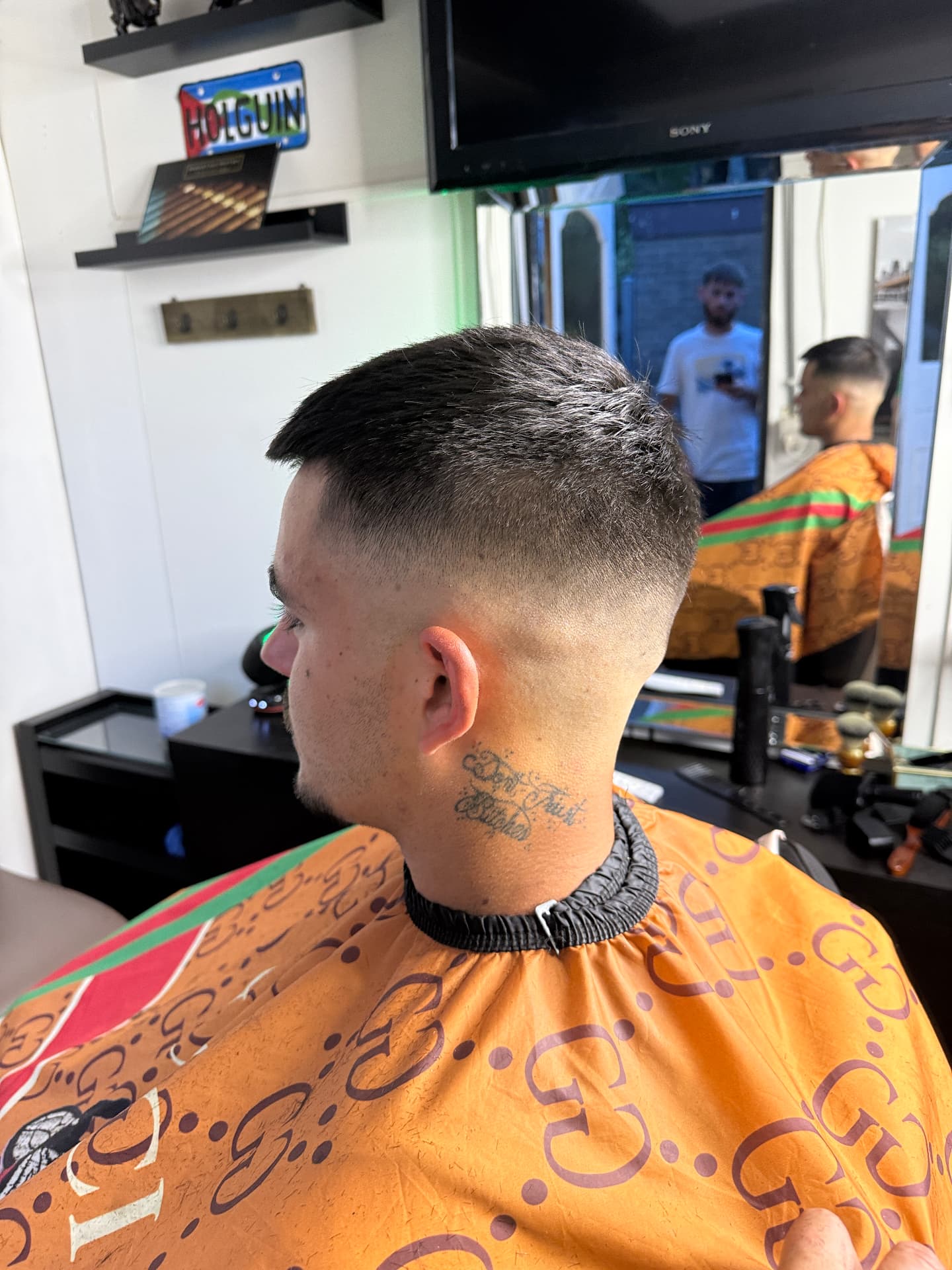 Corte con raya marcada y degradado alto