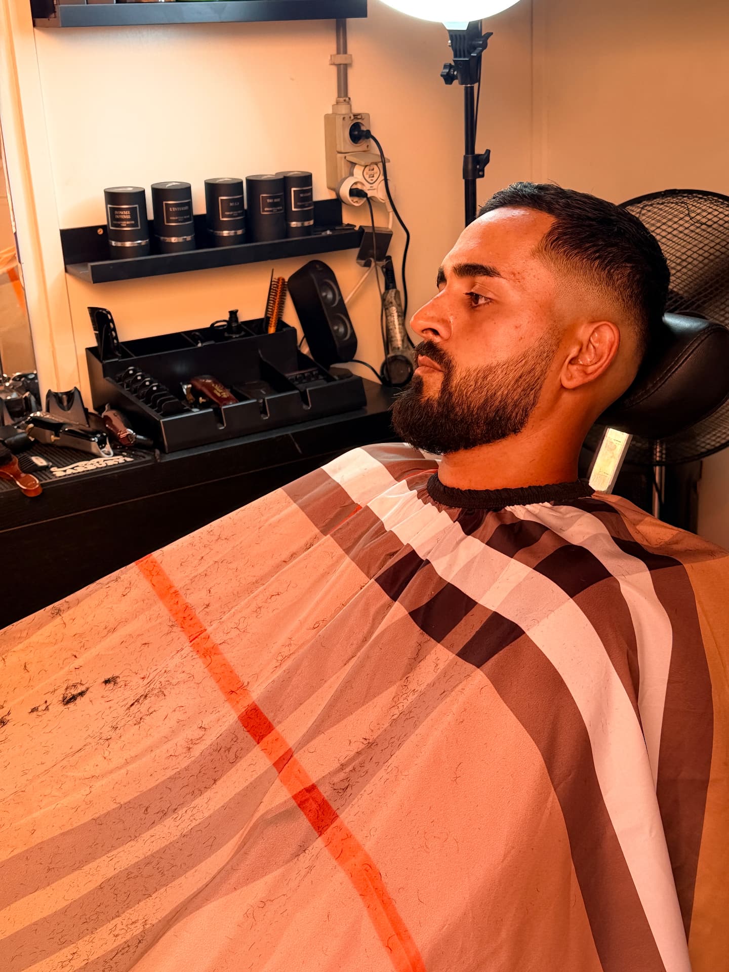 Barba perfilada y corte degradado